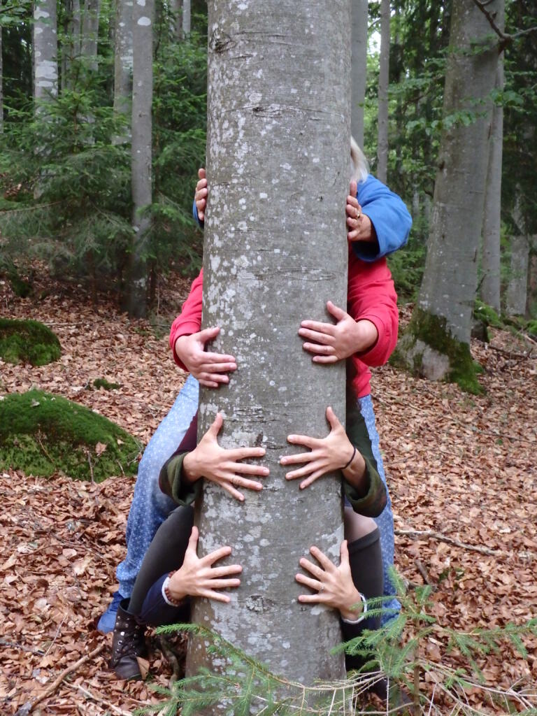 Natur umarmen - ein besonderes Erlebnis für jene, die selten Gelegenheit dazu haben.